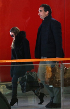 Olsens-Anonymous-Blog-Style-Fashion-Mary-Kate-Olsen-Olivier-Sarkozy-Arrive-In-Paris-Airport-Style-Round-Sunglasses-Fur-Collar-Coat-Denim-1
